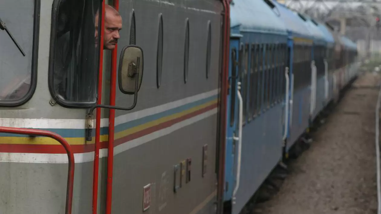 Panică în Neamţ! Un autobuz cu 20 de călători, lovit de tren!