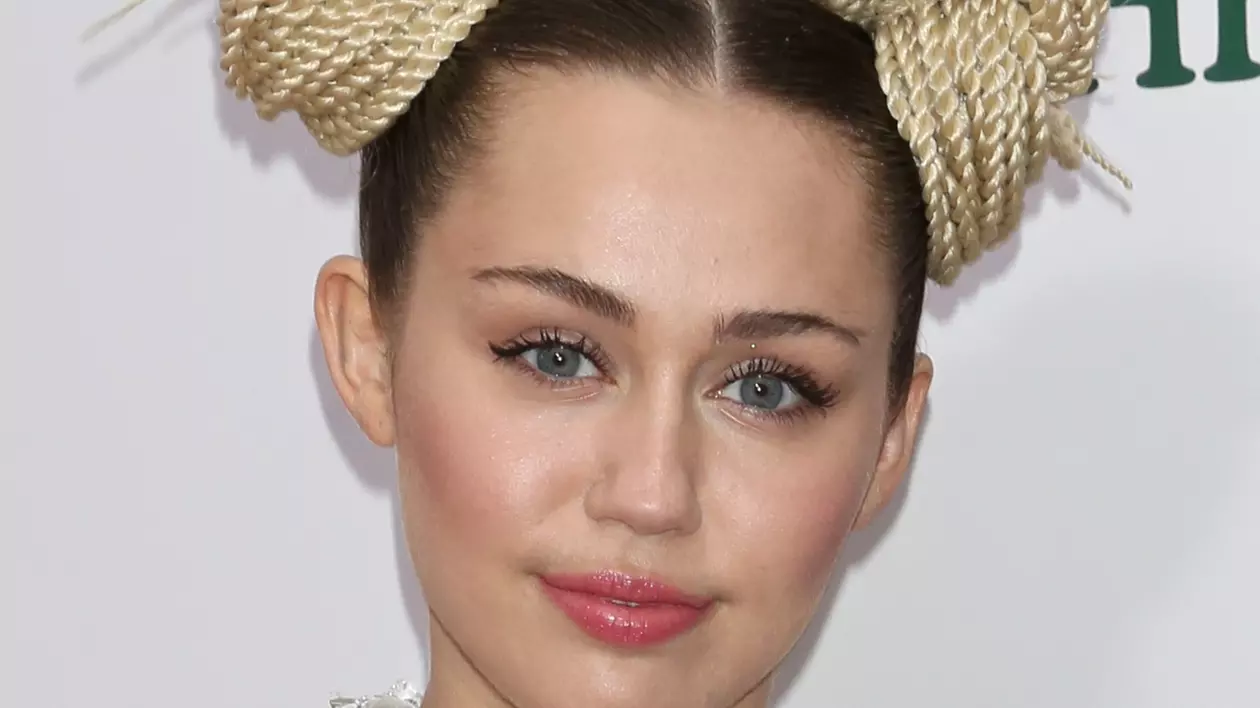 Miley Cyrus a cântat incognito la metroul din New York