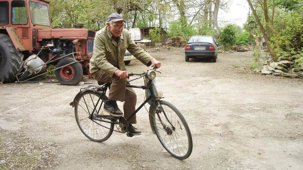 La 97 de ani merge zilnic pe bicicletă 6 kilometri:"Bicicleta e ca un medicament"
