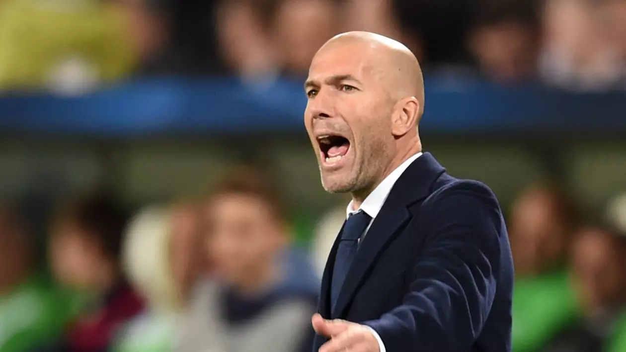 Zinedine Zidane se agită pe bancă (FOTO: EPA)