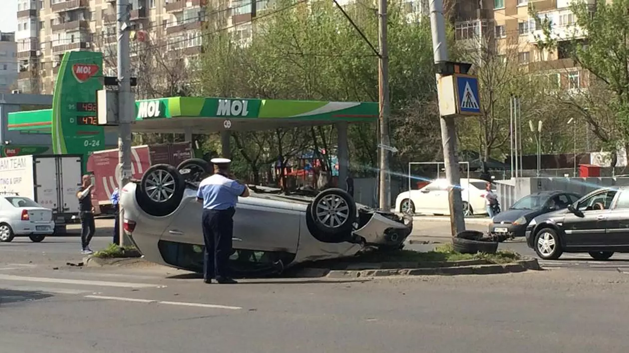 Accident bizar în Capitală. O mașină s-a răsturnat pe bulevardul Iuliu Maniu