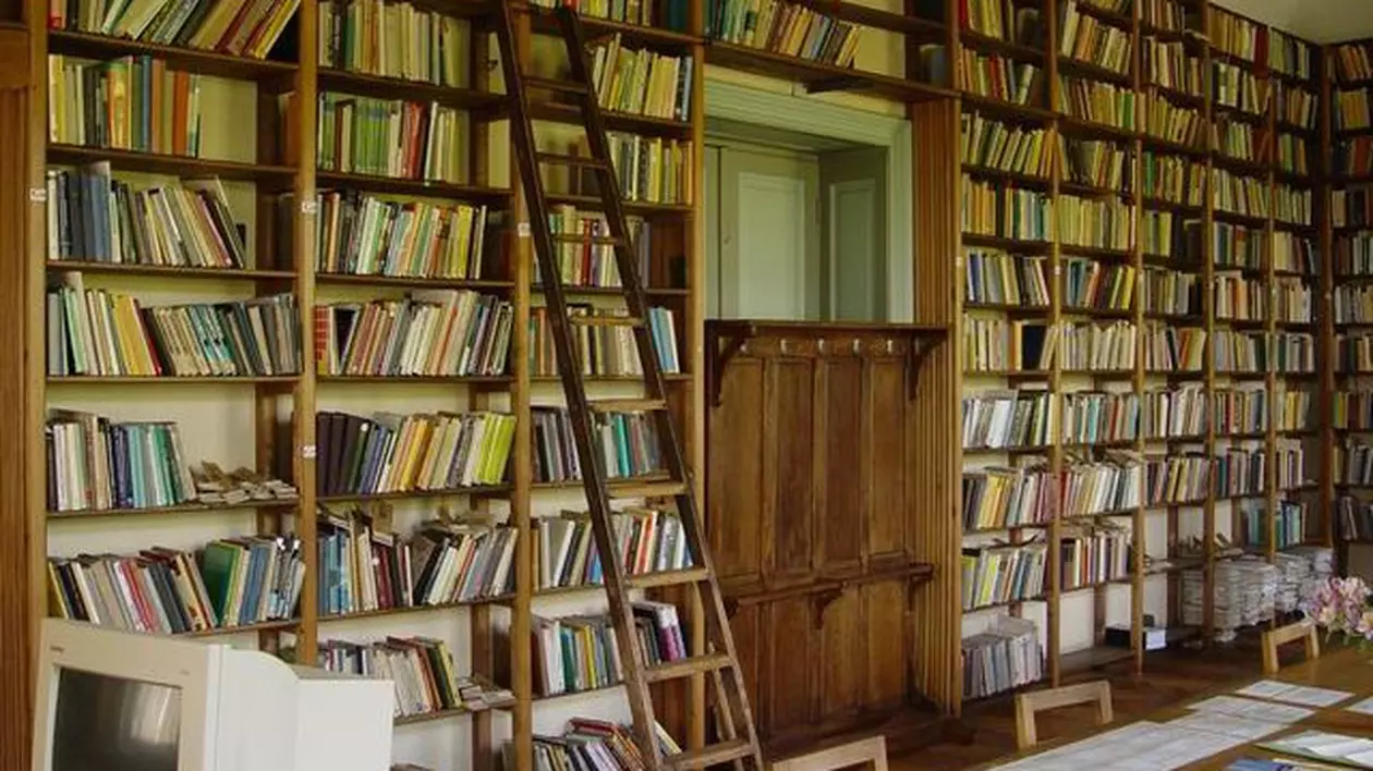 O bibliotecă de mare valoare stă de 7 ani cu cărțile în saci de rafie