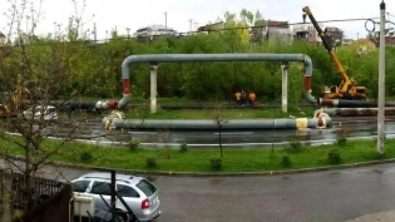 Clipe de panică în Pitești: o conductă a căzut peste o mașină