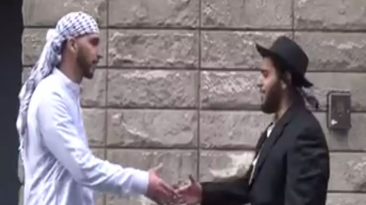 Un evreu și un musulman, doi prieteni, se plimbă împreună pe stradă pentru a promova pacea între popoarele lor / VIDEO