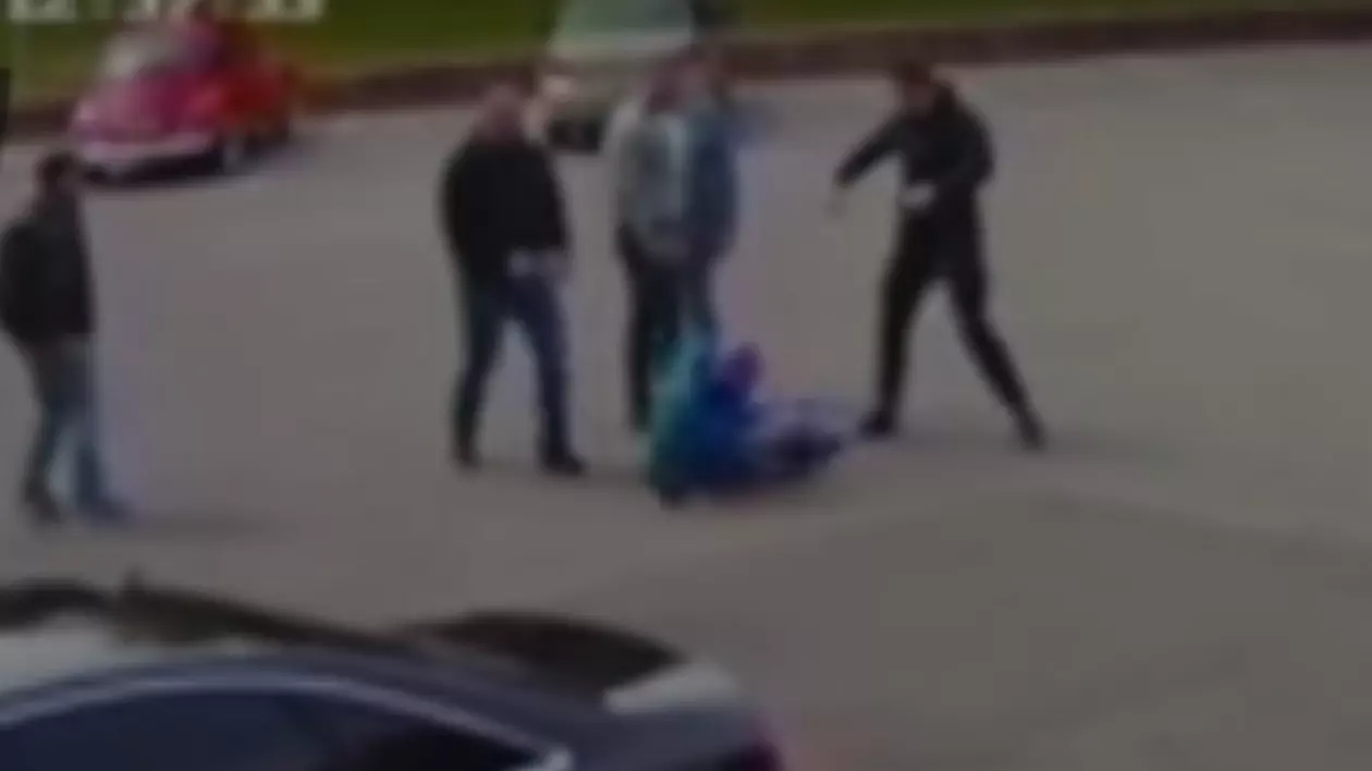 Șoc în fotbal! Scene de o violență extremă! Directorul clubului a fugit, dar un apropiat al său a fost bătut crunt în fața stadionului | VIDEO