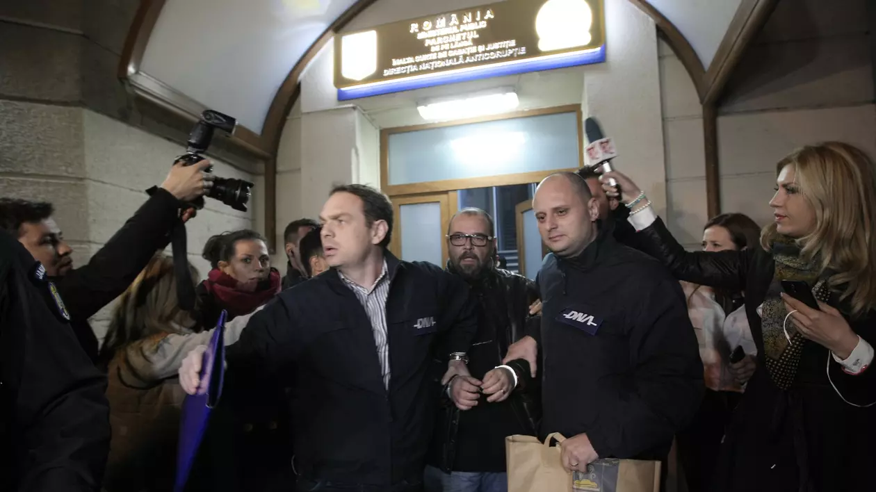 EXCLUSIV Apar scheletele din dulapurile Primăriei sectorului 4: Piedone a cheltuit jumătate din banii școlilor pe paza clădirilor