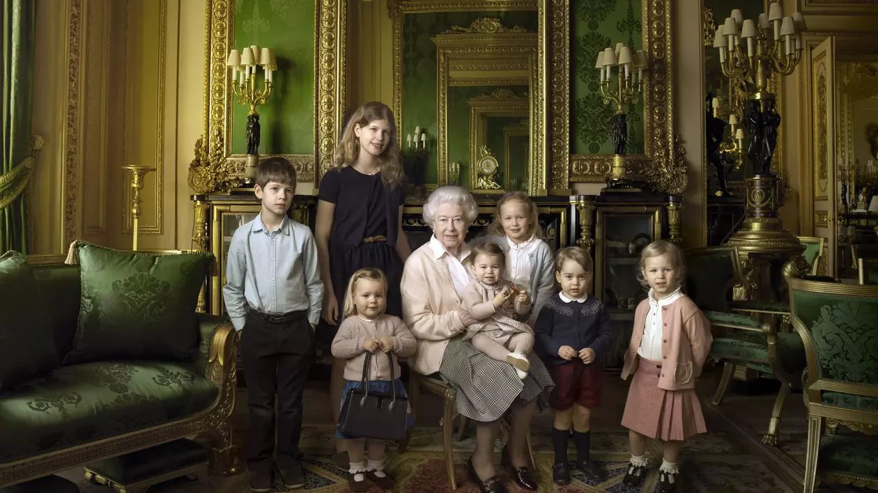 Regina Elisabeta a II-a, la 90 de ani. S-a pozat alături de prințesa Charlotte și de cei mai tineri membri ai Casei Regale! Imagini de colecție