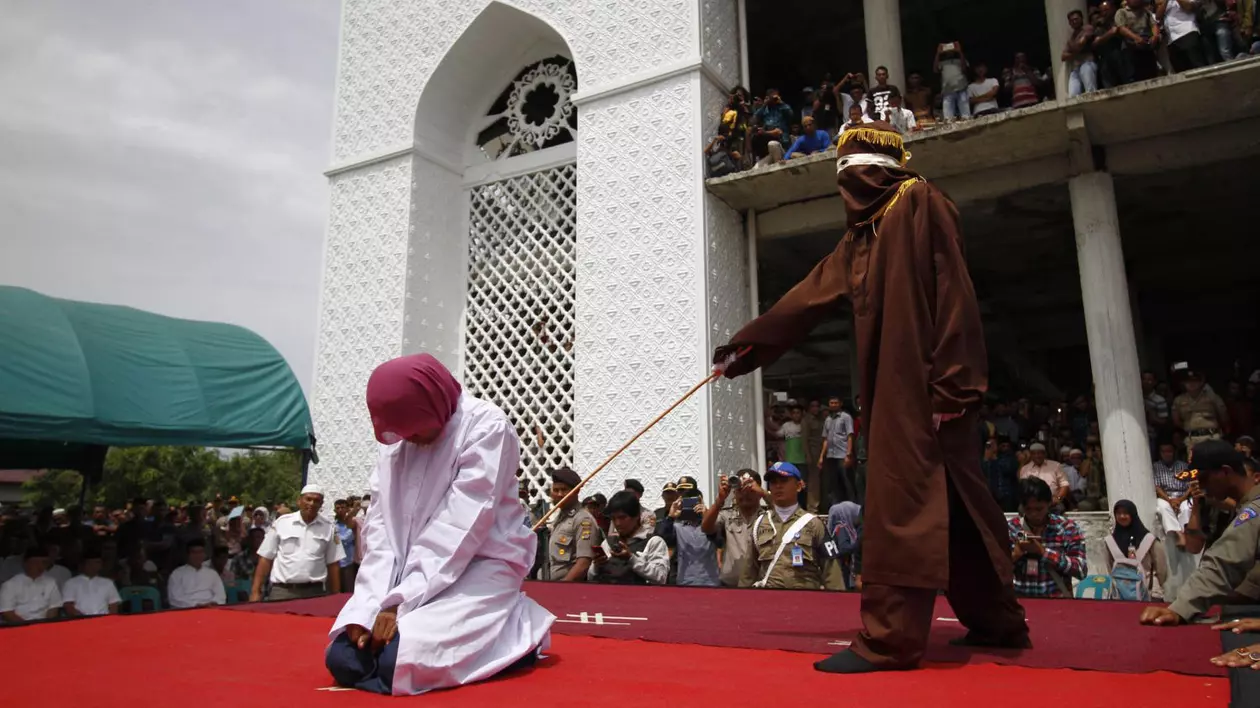 Legea sharia, aplicată pentru prima dată unei creştine. Femeie de 60 de ani, biciuită în public pentru că a vândut alcool