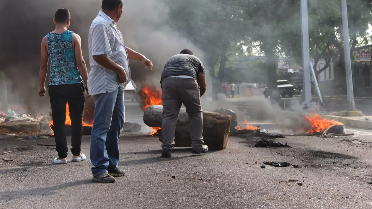 Situație disperată în Venezuela! Armata a fost scoasă pe străzi să protejeze magazinele