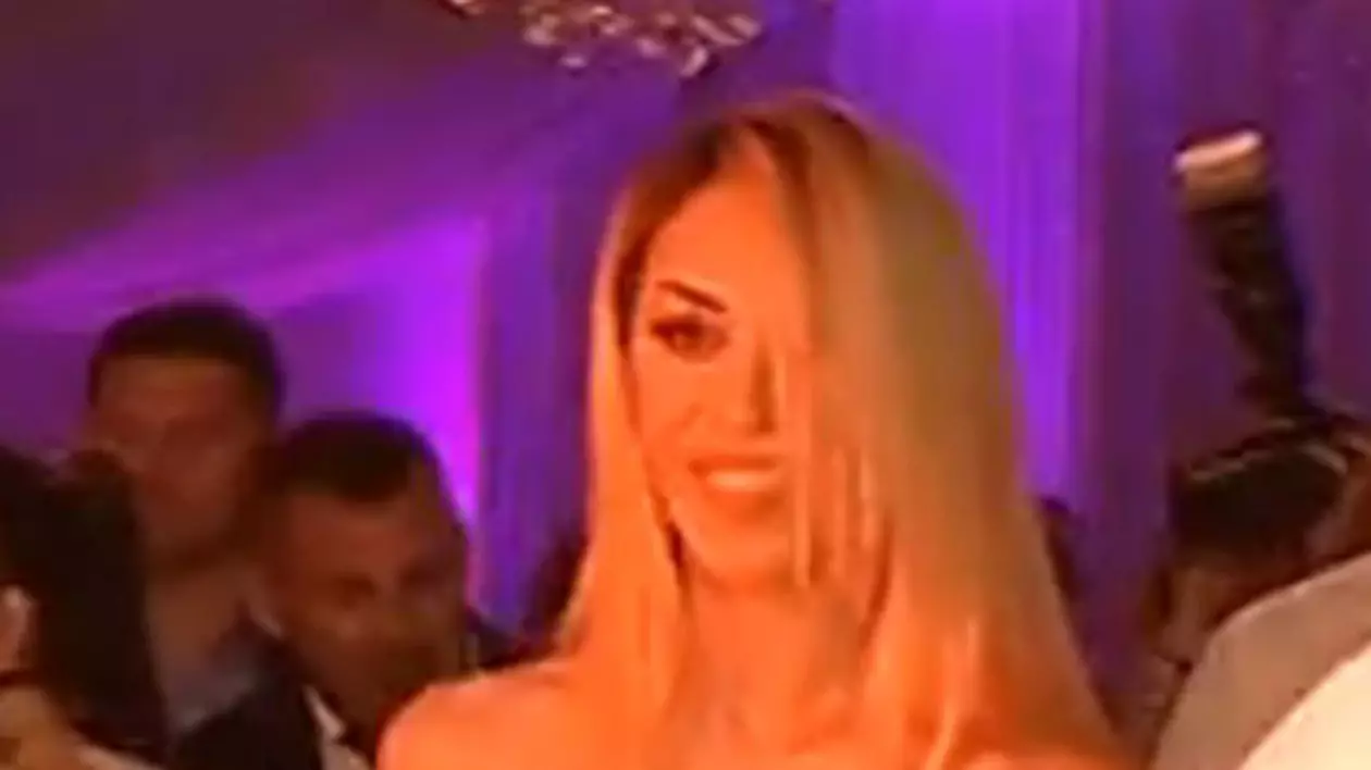 A atras toate privirile. Cum s-a îmbrăcat Raluca lui Pepe la botezul fetiţei Andei Adam