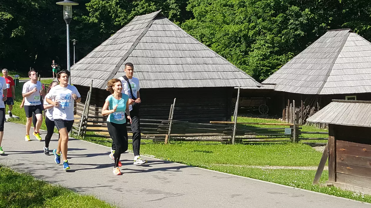 FOTO / VIDEO | Carmen Iohannis a alergat la SemiMaratonul Sibiului. Președintele a așteptat-o la linia de finnish