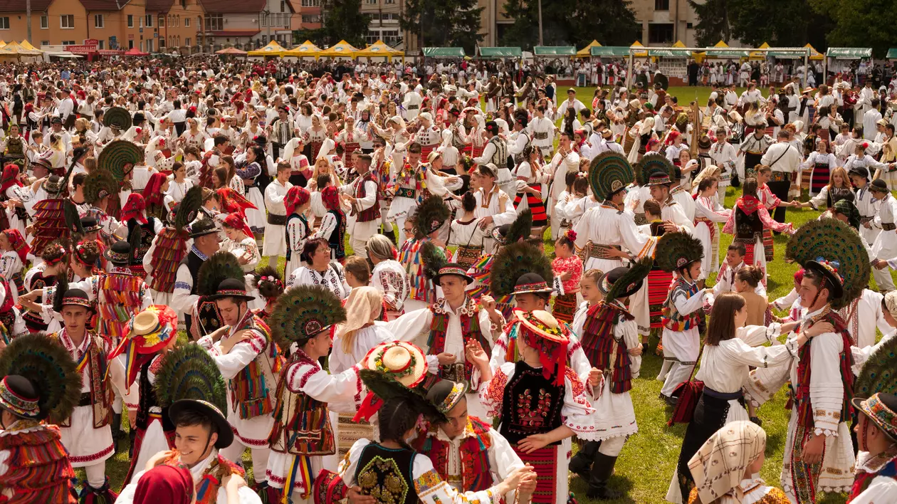 Paradă inedită la Năsăud! Peste 5.000 de oameni s-au îmbrăcat în costume populare