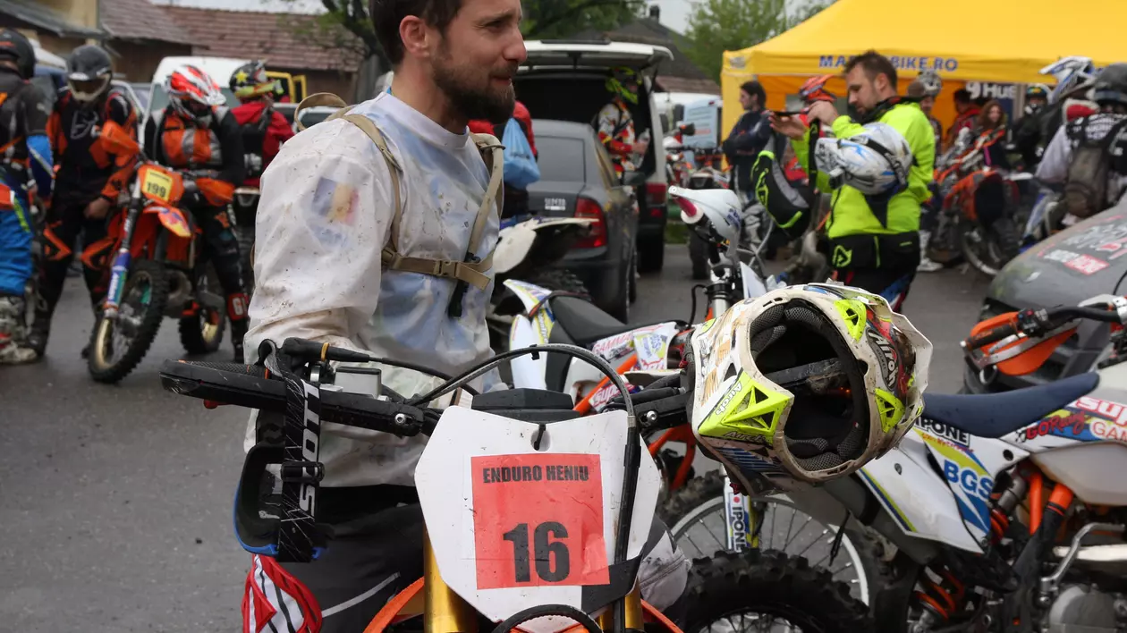 Tur de forță! Dani Oțil «aleargă» între filmări ca să participe la enduro