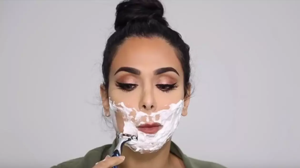 Cum se bărbieresc femeile. Trendul care face furori pe internet | VIDEO