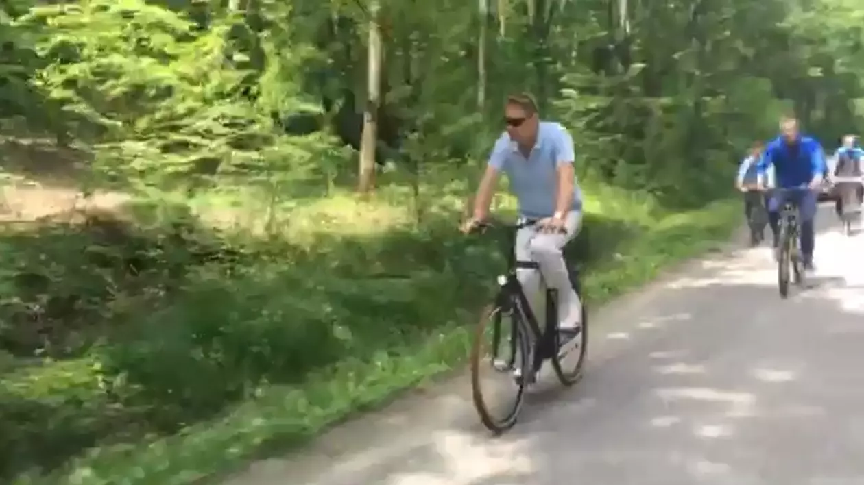 VIDEO Klaus Iohannis a scos SPP-iști la plimbare pe bicicletă