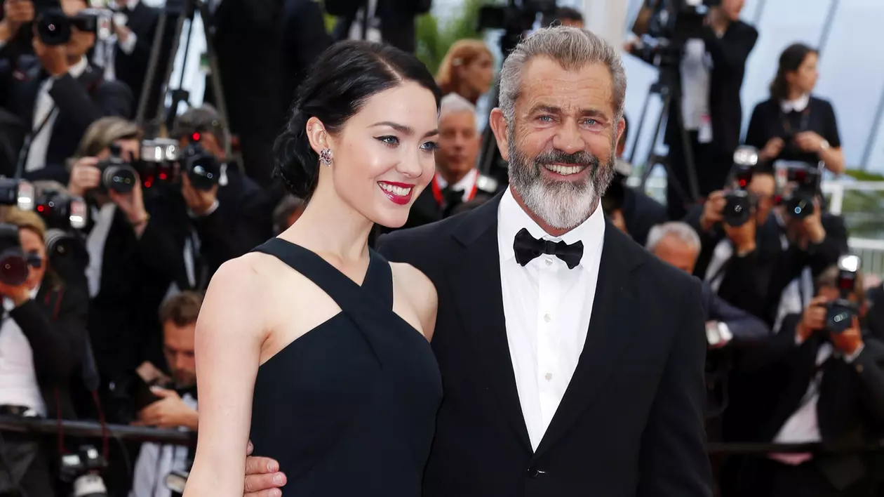 Mel Gibson, în tandrețuri pe covorul roșu la Cannes cu iubita sa, în vârstă de doar 25 de ani| FOTO