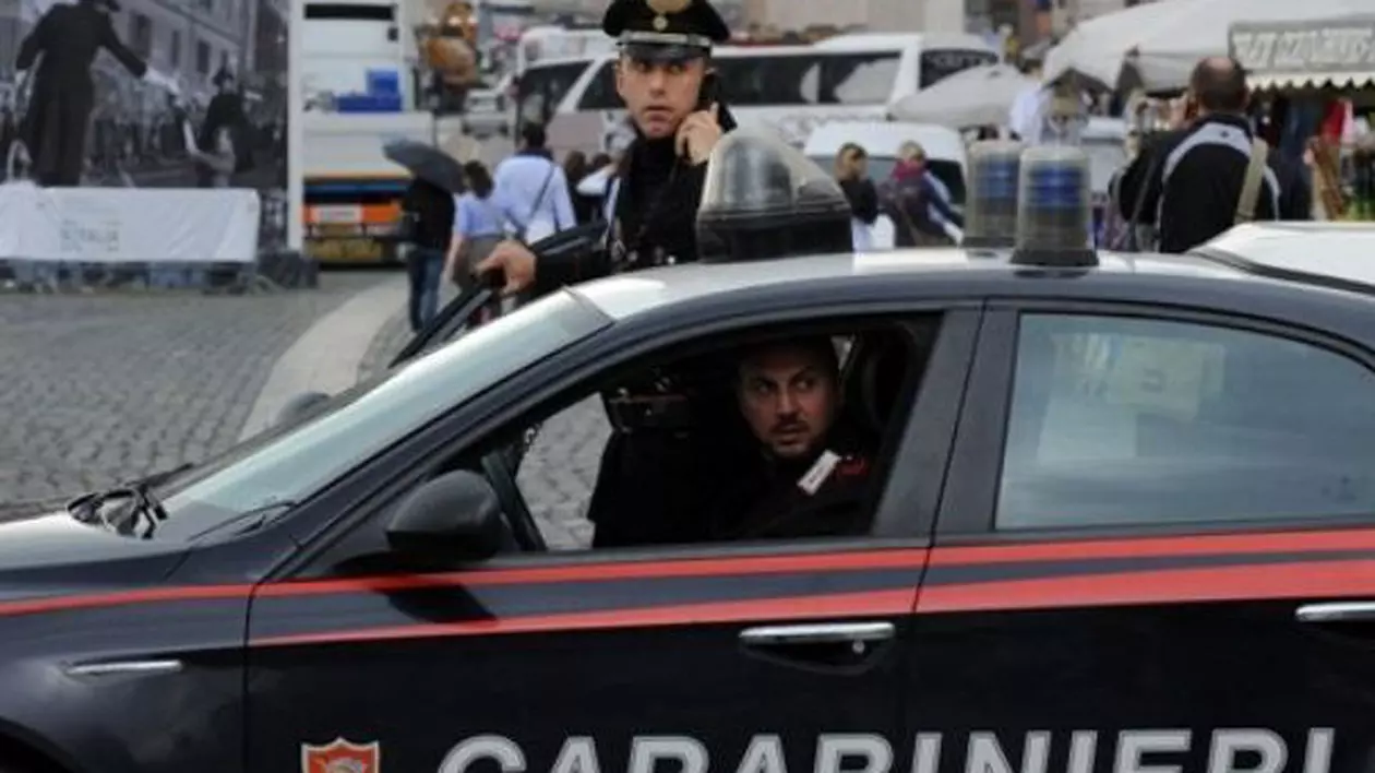 Un român de 17 ani a violat o italiancă de 18 ani şi a filmat-o cu telefonul mobil