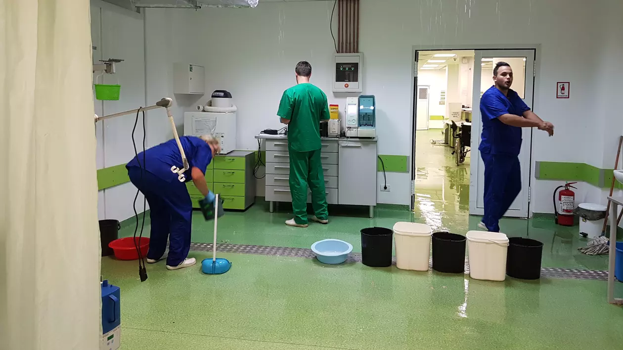 Pacienţi evacuaţi de urgenţă cu tot cu paturi şi echipamente, deoarece spitalul a fost inundat / GALERIE FOTO & VIDEO