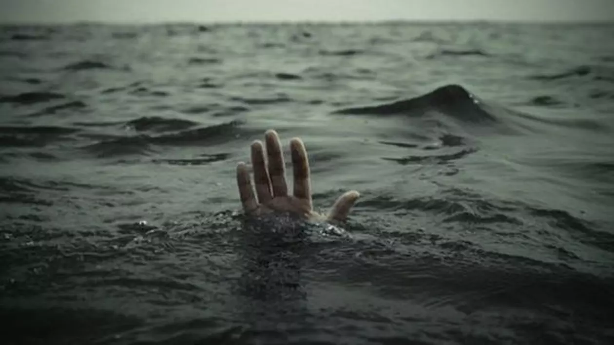 Tragedie în Italia. Un român de 39 de ani a murit înghițit de valuri, în timp ce își salva copiii de la înec
