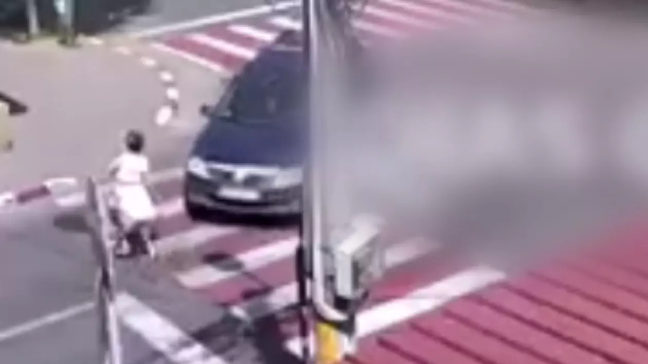 INCREDIBIL! A luat-o pe capotă chiar pe trecerea de pietoni VIDEO
