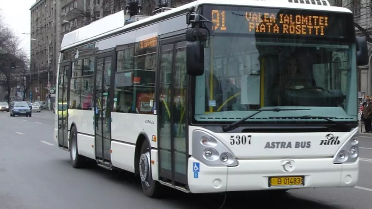 UPDATE/ Zeci de troleibuze blocate pe Bulevardul Regina Elisabeta. Pana a fost remediată și circulația a fost reluată