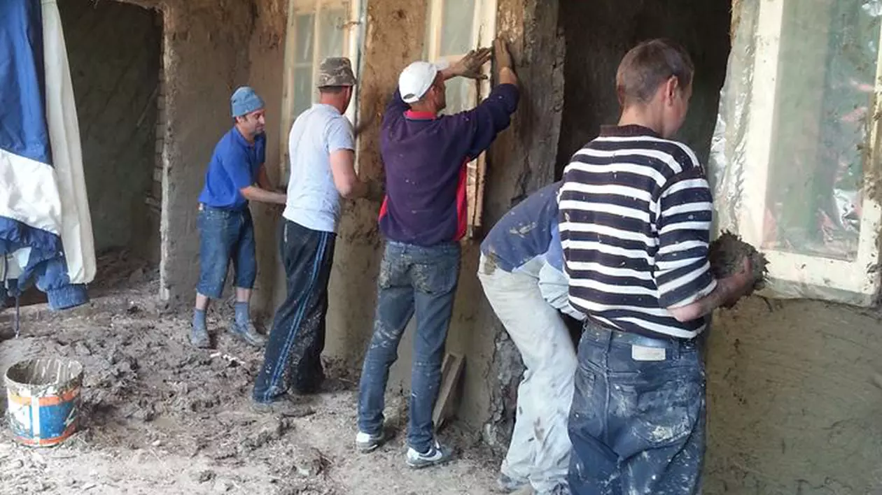 Clacă la casa lui George Enescu! Voluntarii au reparat pereții cu mâinile goale