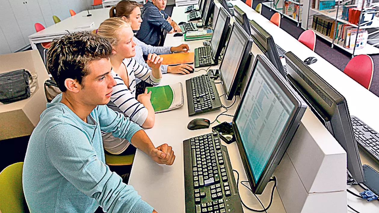 BACALAUREAT 2016. Absolvenții claselor a XII-a susțin proba de evaluare a competenţelor digitale