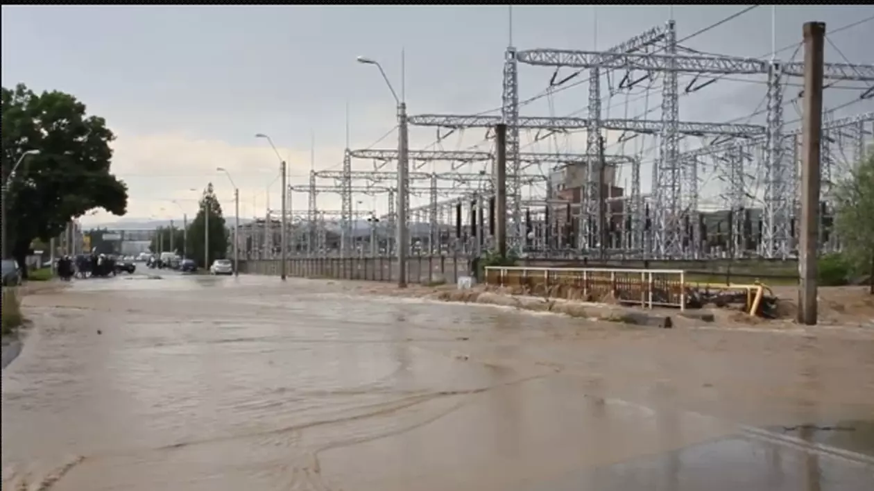 Ploile au făcut ravagii în țară! Mașini luate de viitură și zeci de gospodării inundate FOTO