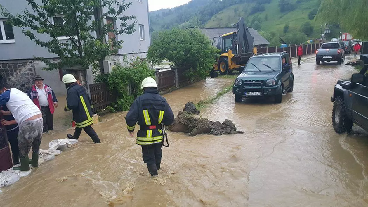 Dezastru în țară din cauza furtunilor! Zeci de oameni evacuați din calea apelor