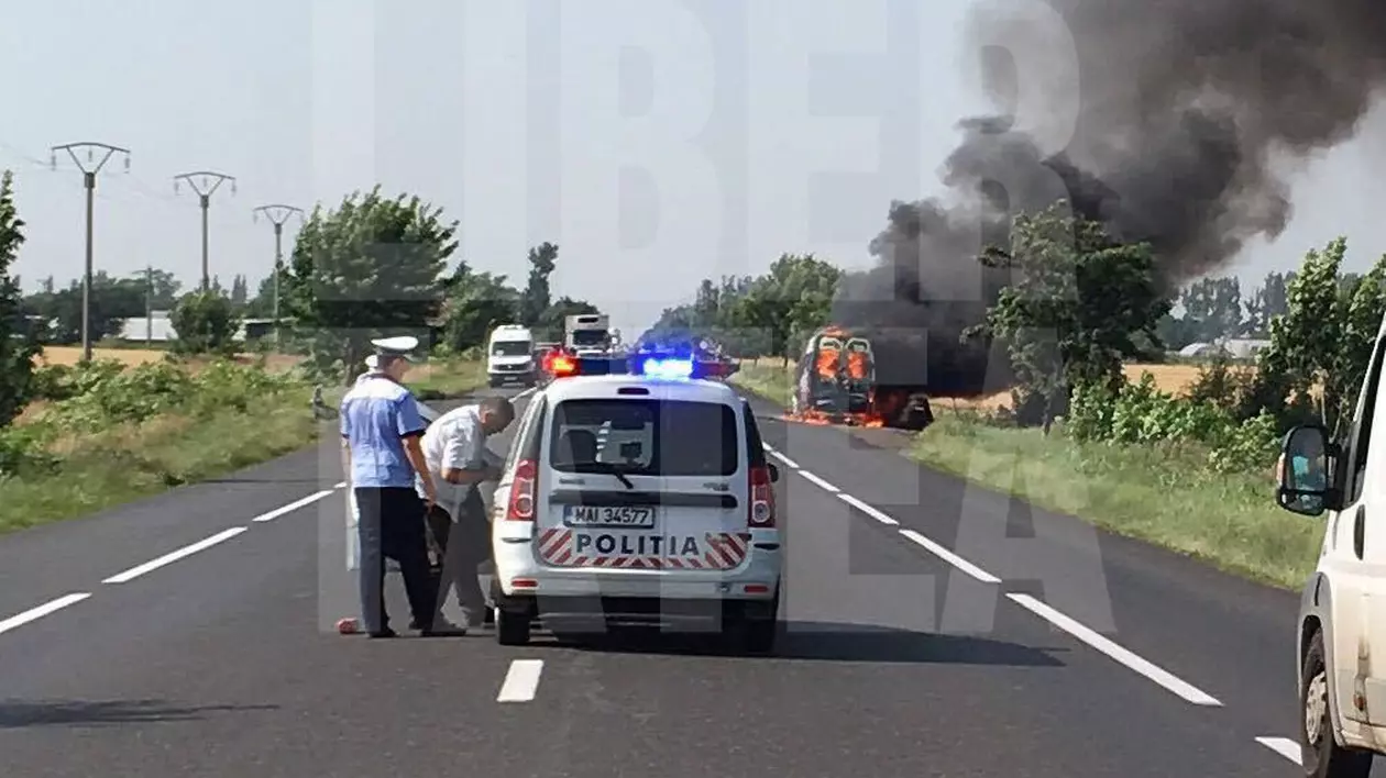 Microbuz în flăcări, la Mihăilești FOTO