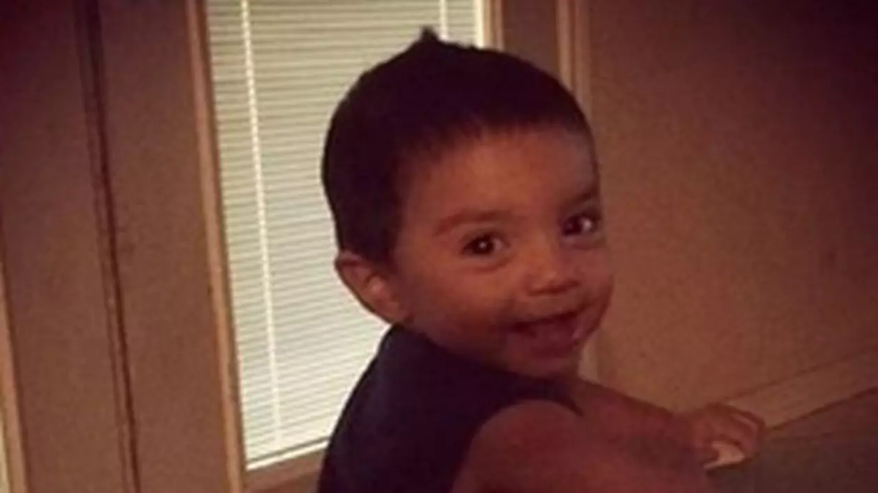 Un băieţel de 3 ani a murit după ce rămas blocat în scaunul de copii din maşină