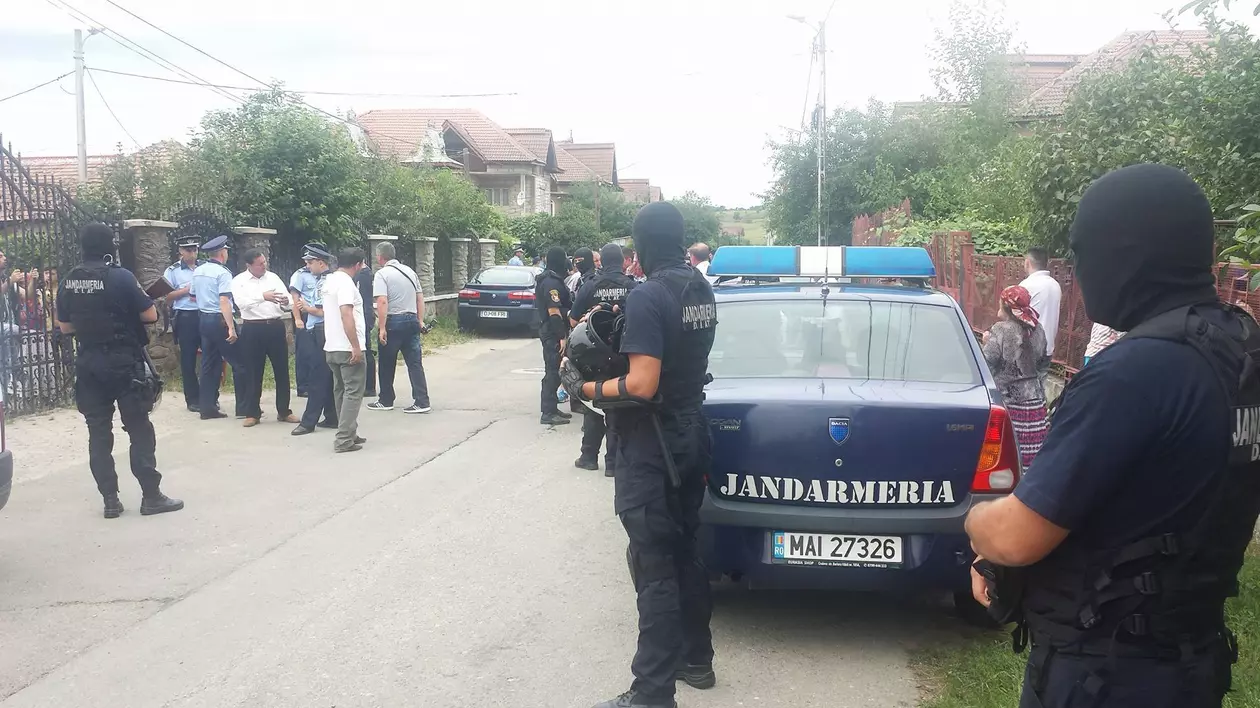 UPDATE | Evacuare cu scandal, la Târgu Jiu! Mascații au fost alungați cu blesteme din palatele țigănești