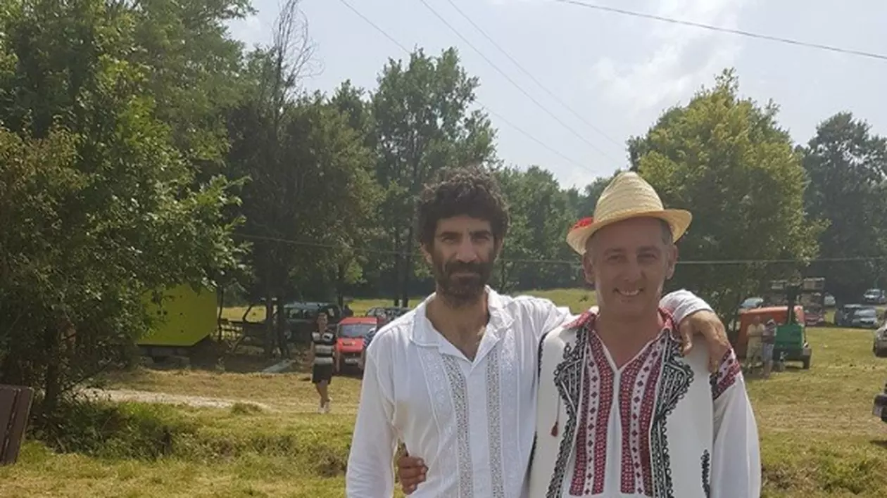 Ziua Universală a Iei | Actorul Toma Cuzin din Las Fierbinți a defilat în cămașă românească în satul lui Brâncuși