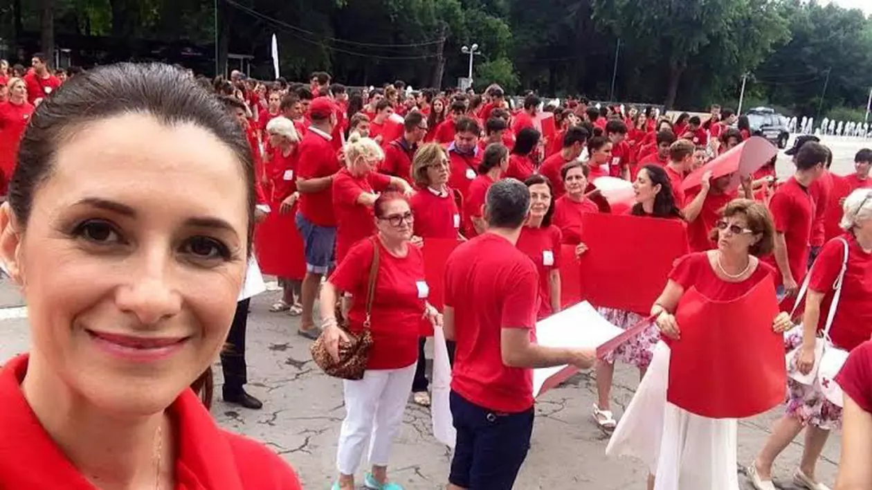Iuliana Tudor, într-o cruce roşie umană, în Parcul Tineretului