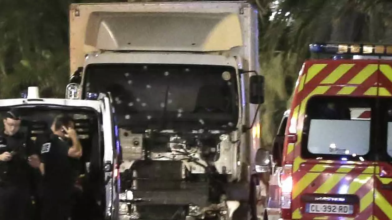Atentat la Nisa | Cine este șoferul camionului care a intrat în mulțimea adunată în orașul francez
