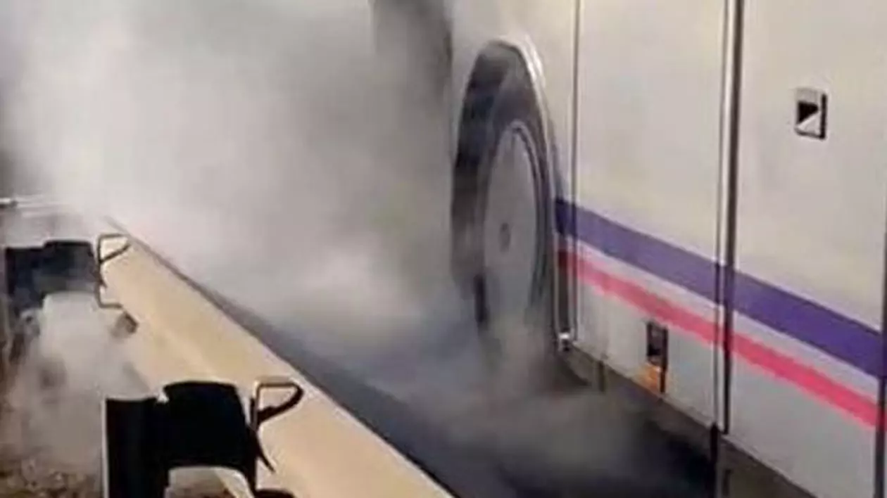 Un autocar în care se aflau 7 oameni a luat foc pe A1