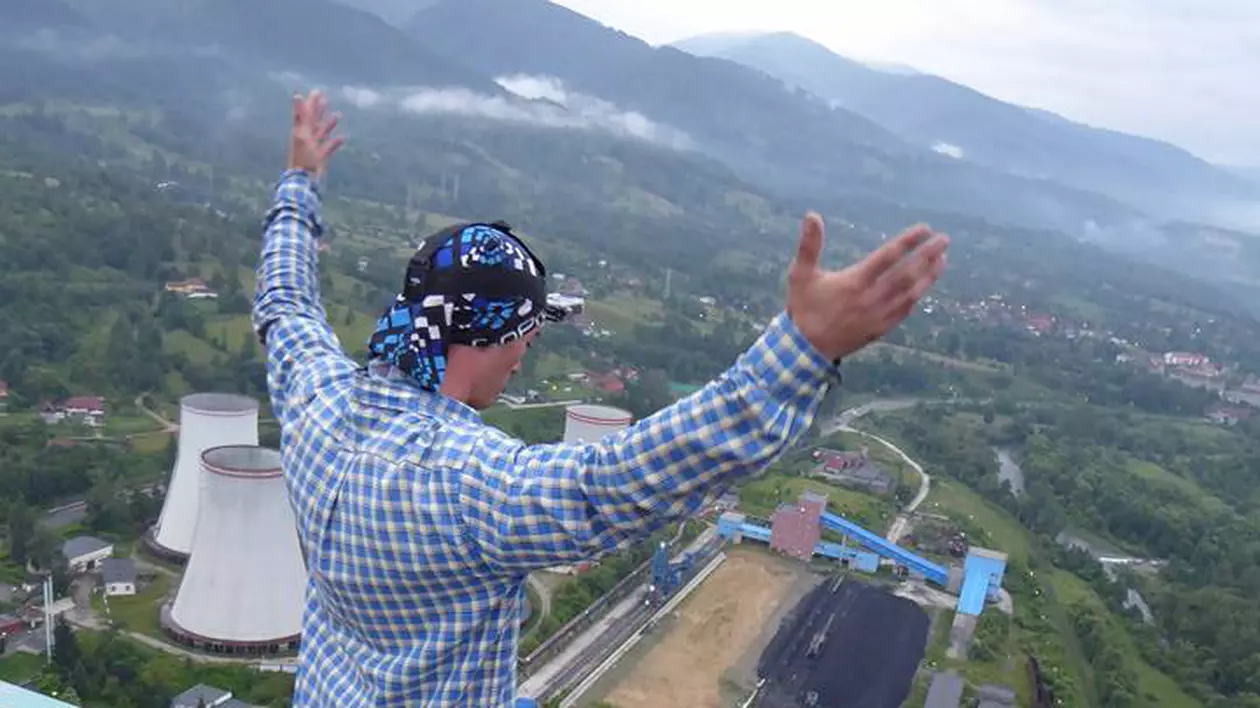 Imagini de infarct! Un tânăr din Timișoara face jonglerii pe un turn de 180 de metri