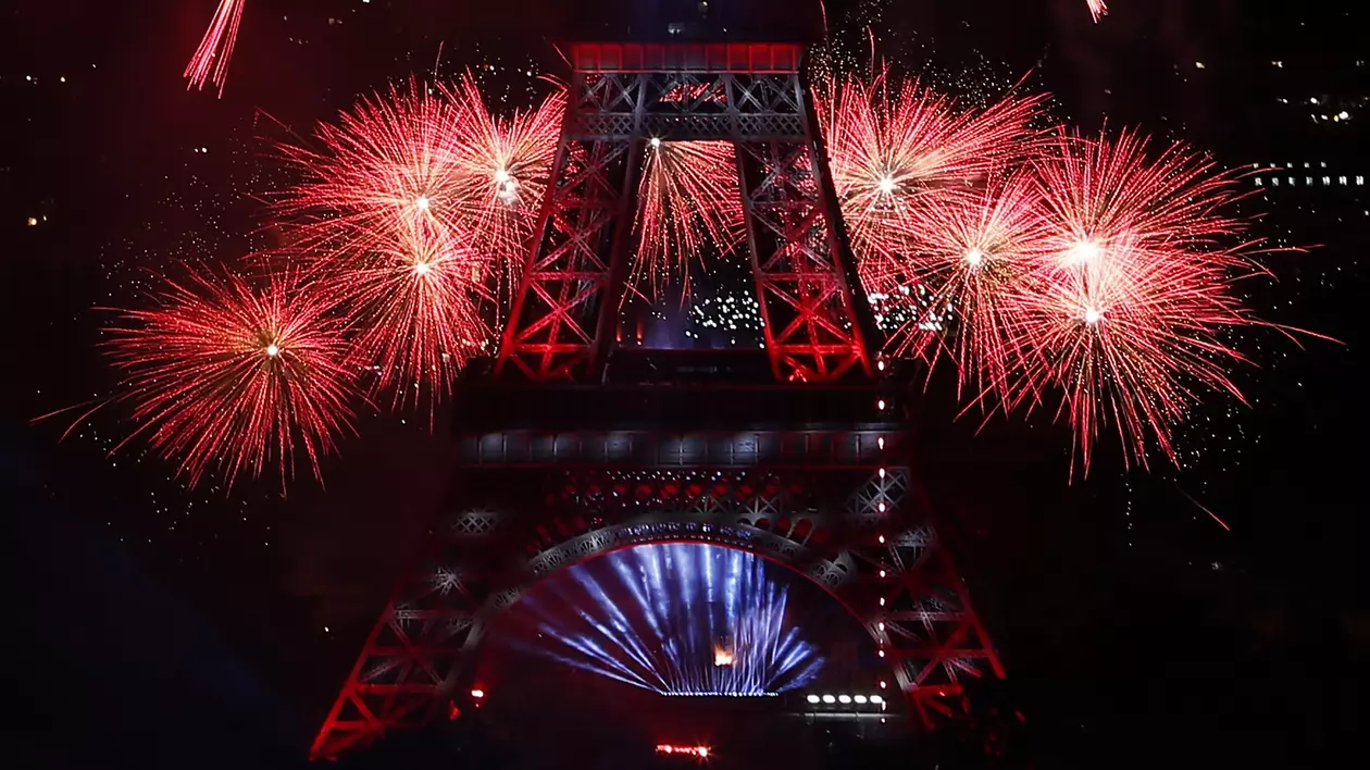 Panică la Paris! Turnul Eiffel a fost învăluit în fum, la scurt timp după atentatul din Nisa
