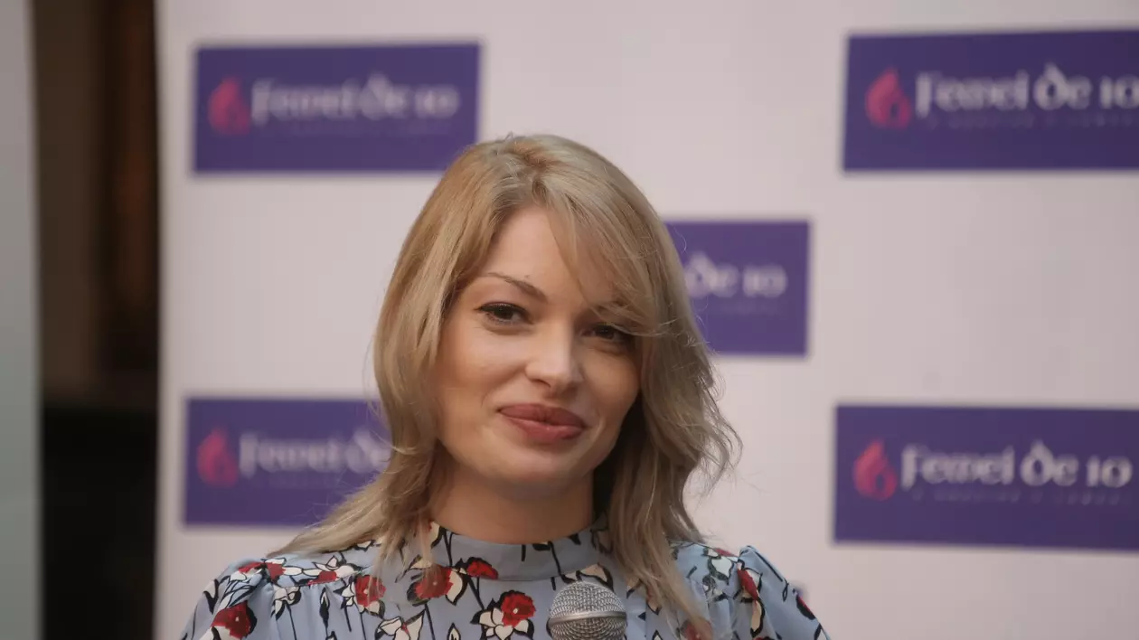 VIDEO EXCLUSIV. Pelinel a fost vizitată acasă de duhovnic la opt zile după ce a născut! I-a făcut o slujbă specială