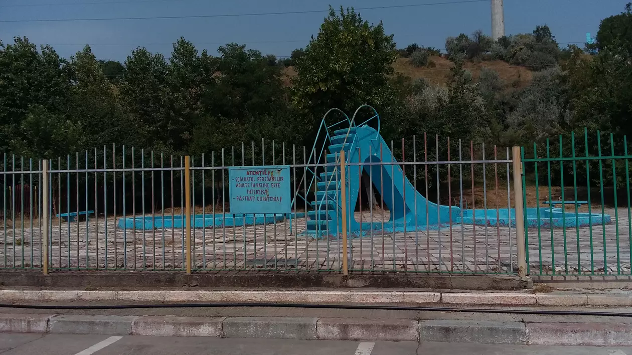 Au redeschis plaja, dar fără apă în bazine! ”Înoată” la duș | GALERIE FOTO