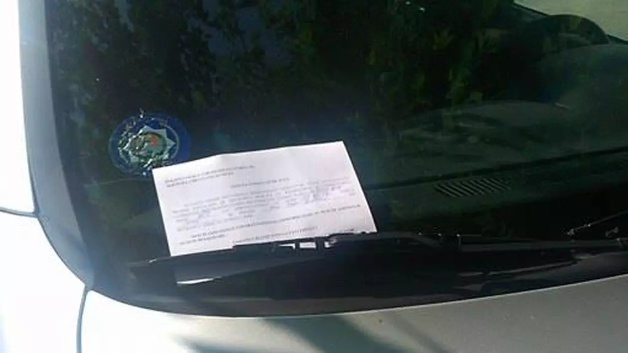 Se întâmplă în România! Polițiști amendați pentru parcare ilegală! GALERIE FOTO
