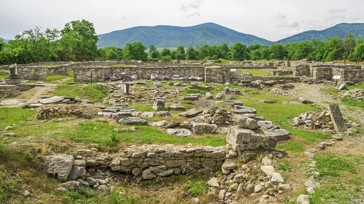 EXCLUSIV LIBERTATEA | Cetatea Ulpia Traiana va fi reconstruită! Iată cum vor arăta Amfiteatrul și Forul din incinta sitului aflat în județul Hunedoara!