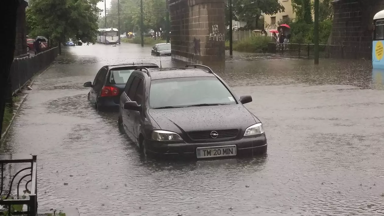 Haos total în Timișoara, după o ploaie torențială | La Cluj, DN1 și circulația feroviară au fost blocate