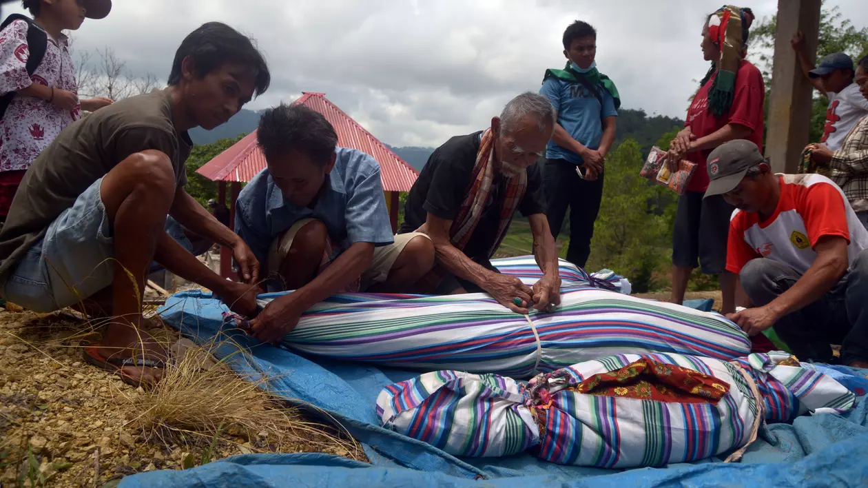 Tradiție bizară și șocantă în Indonezia! Morții sunt dezgropați, îmbăiați și dichisiți în fiecare an