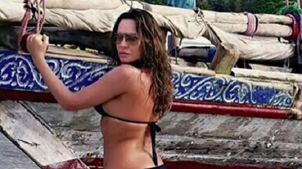 EXCLUSIV/ Anna Lesko s-a ascuns la mare să poată face topless. Strategie de vedetă!