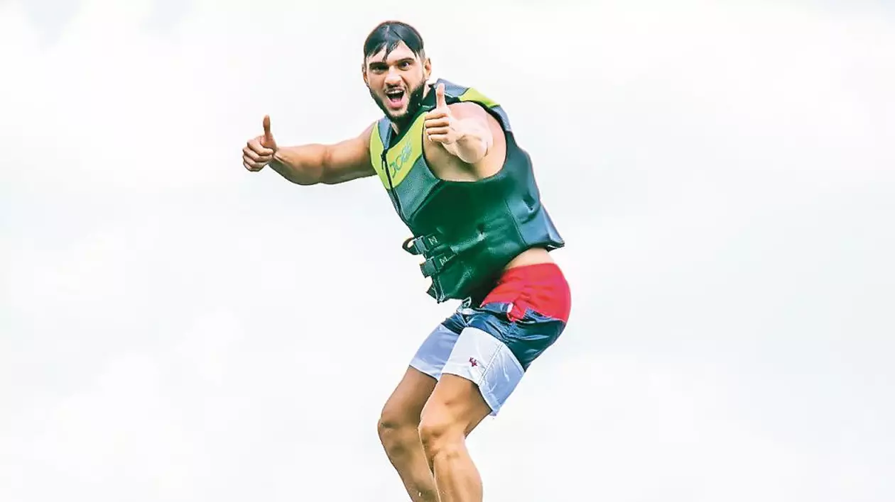 Flyboarding și senzații tari, adică distracție la superlativ. Zborul deasupra apei îi place la nebunie lui Dorian Popa