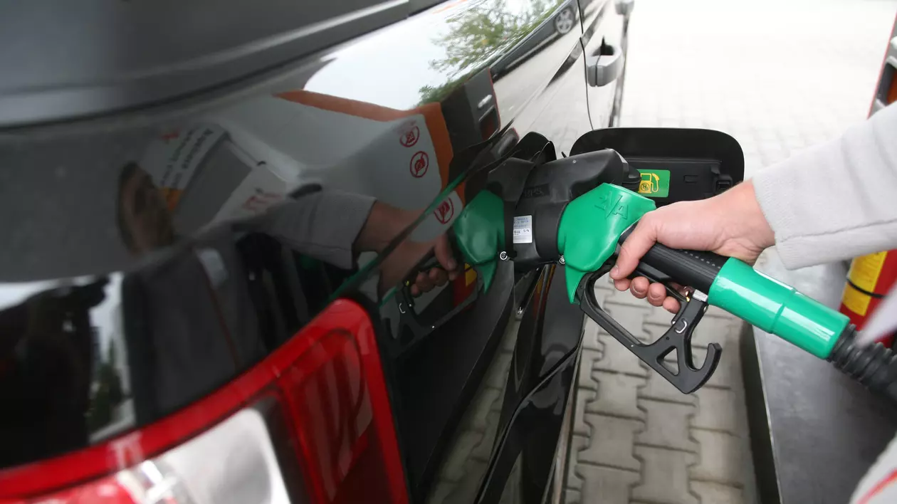 Cu cât s-au scumpit benzina și motorina în 2017 și cine sunt vinovații: prețul benzinei este mai mare cu 8.66% față de ianuarie 2017, iar al motorinei cu 11,2%. Față de nivelurile din vară, prețurile sunt cu 14-15% mai mari. Premierul Mihai Tudose dă vina pe petroliști și pe uragane, companiile pe acciza suplimentară la carburanți