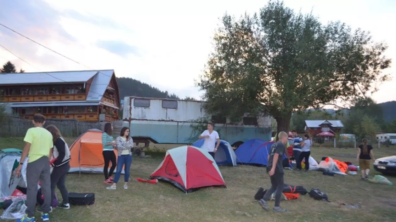 Voluntarii care au curățat Lacul Bicaz au fost goniți după ce au refuzat să strângă și bălegar