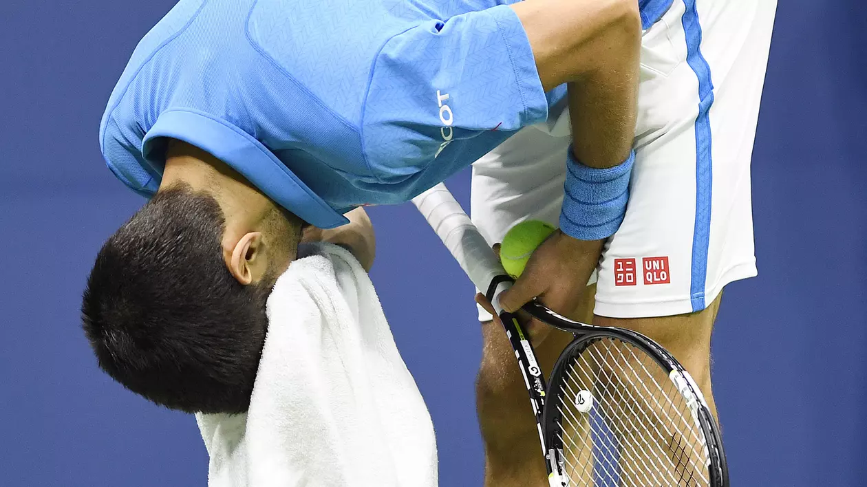 Novak Djokovici, eliminat de spaniolul Agut la Shanghai. De nervi, sârbul și-a rupt tricoul!