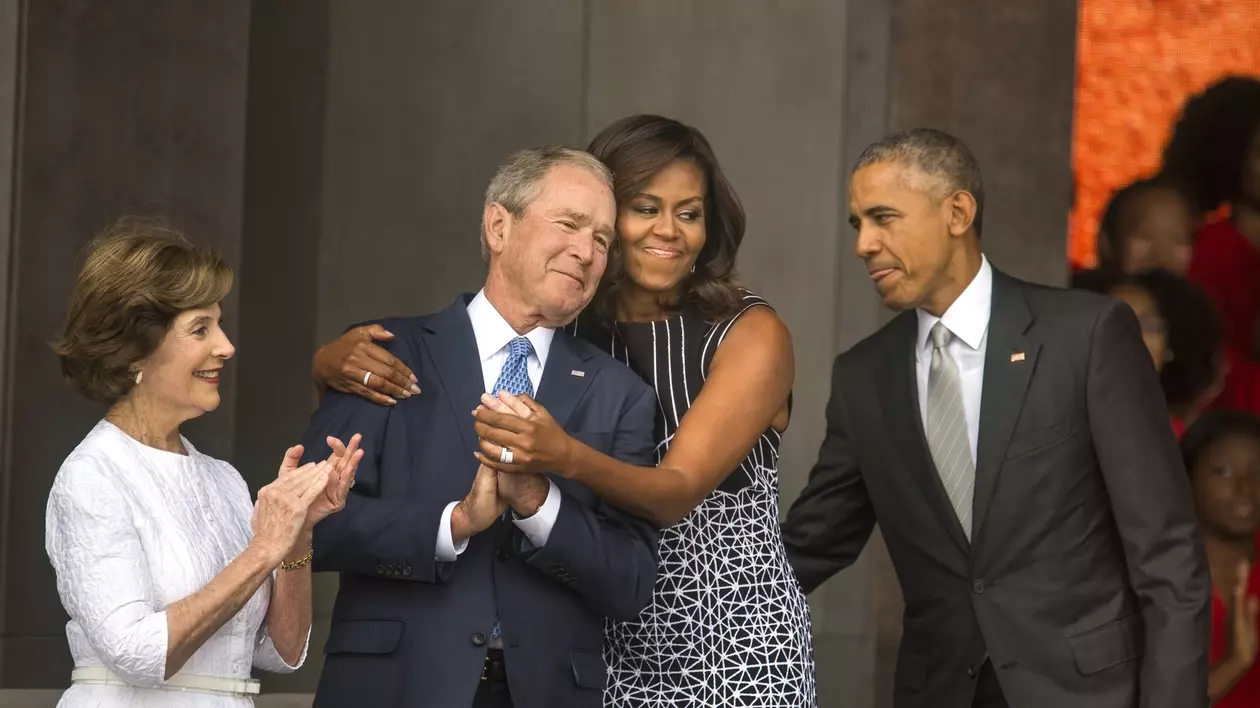 Barack Obama, pe post de fotograf. Fostul președinte George W. Bush l-a rugat să-i facă o poză | VIDEO